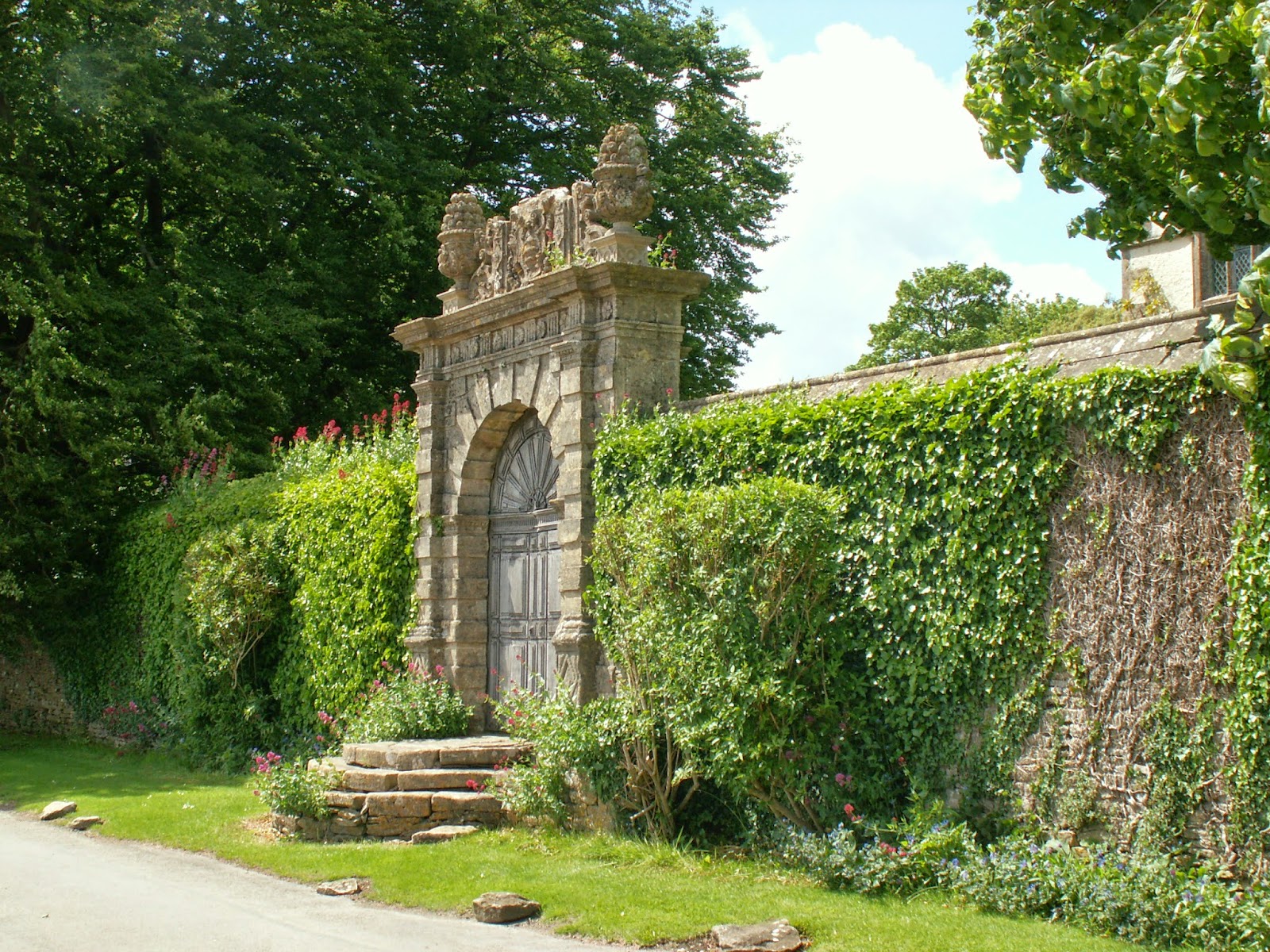 CUBO ET EXCUBO Cold Ashton Manor, Gateway