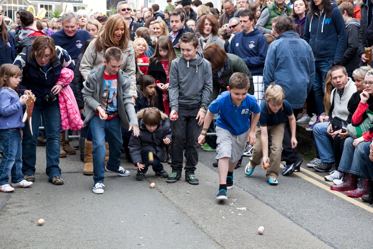 paulmurtphotography Padstow Easter Egg Roll