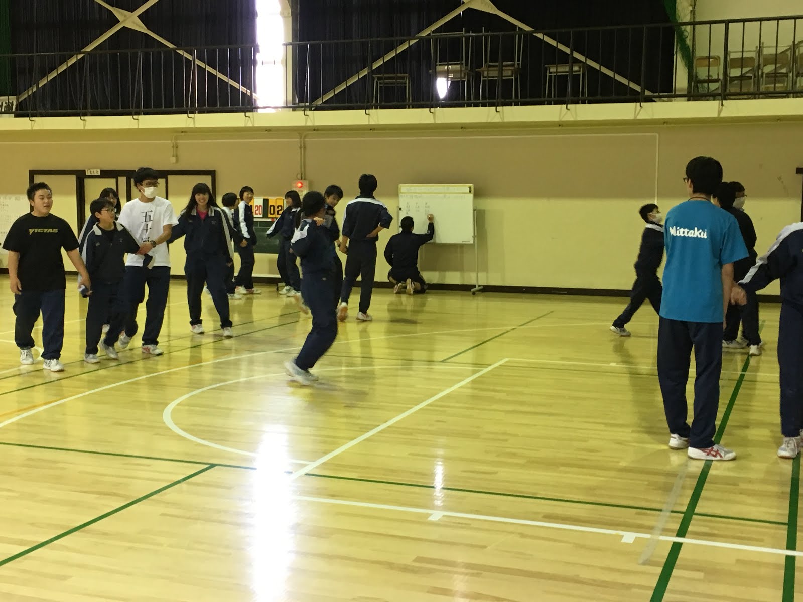 ようこそ落石中学校のブログへ 生徒会親睦会 全校手つなぎ鬼
