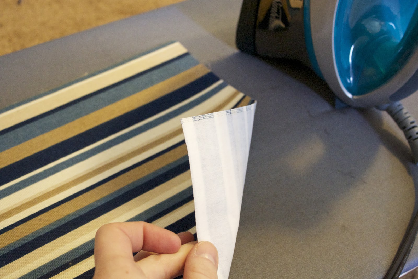 Handmade by Meg K VinylLined Makeup Bag {Tutorial}