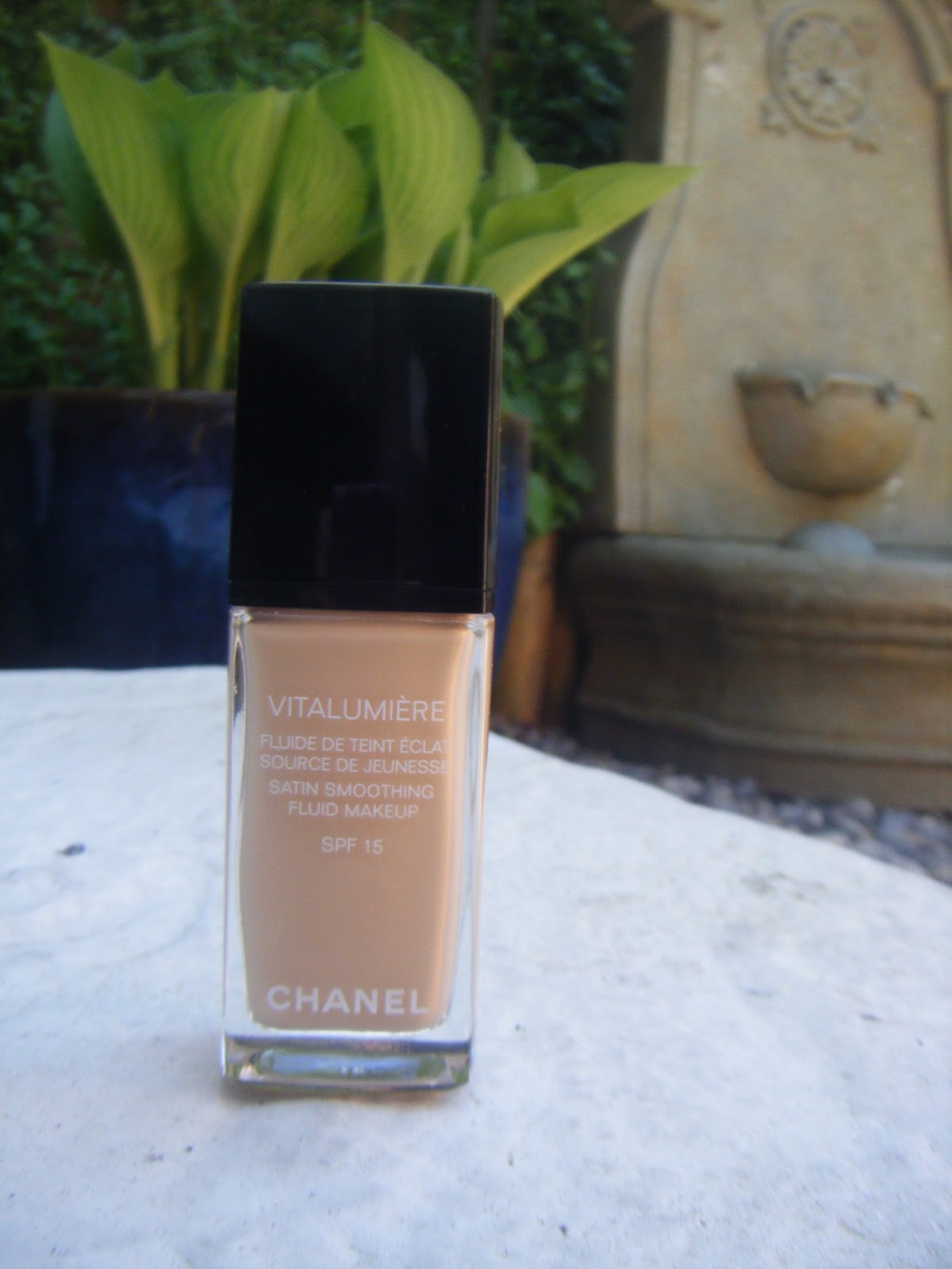 The Make Up Mouse : Chanel Vitalumiere Satin smoothing Fluid