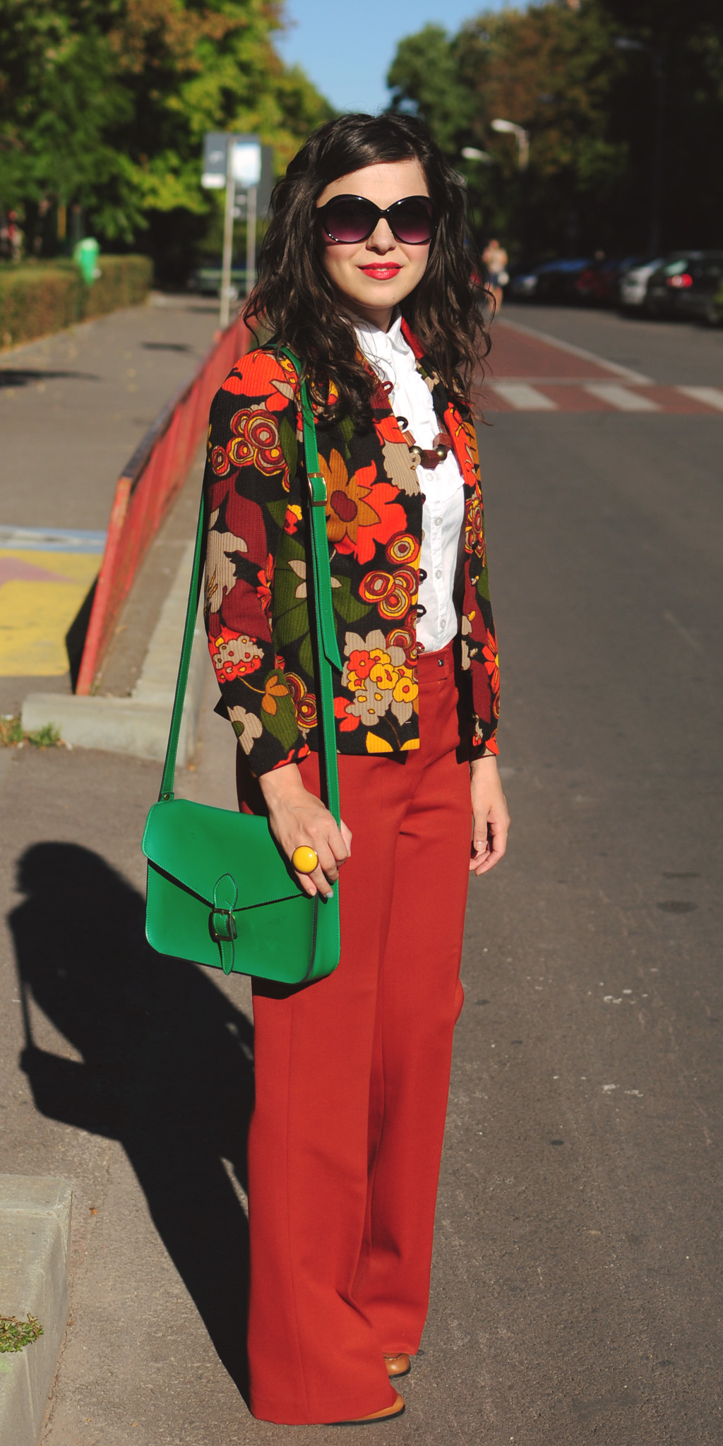 70s style outfit flowers blazer flares orange green satchel bag curly hair autumn thrifted