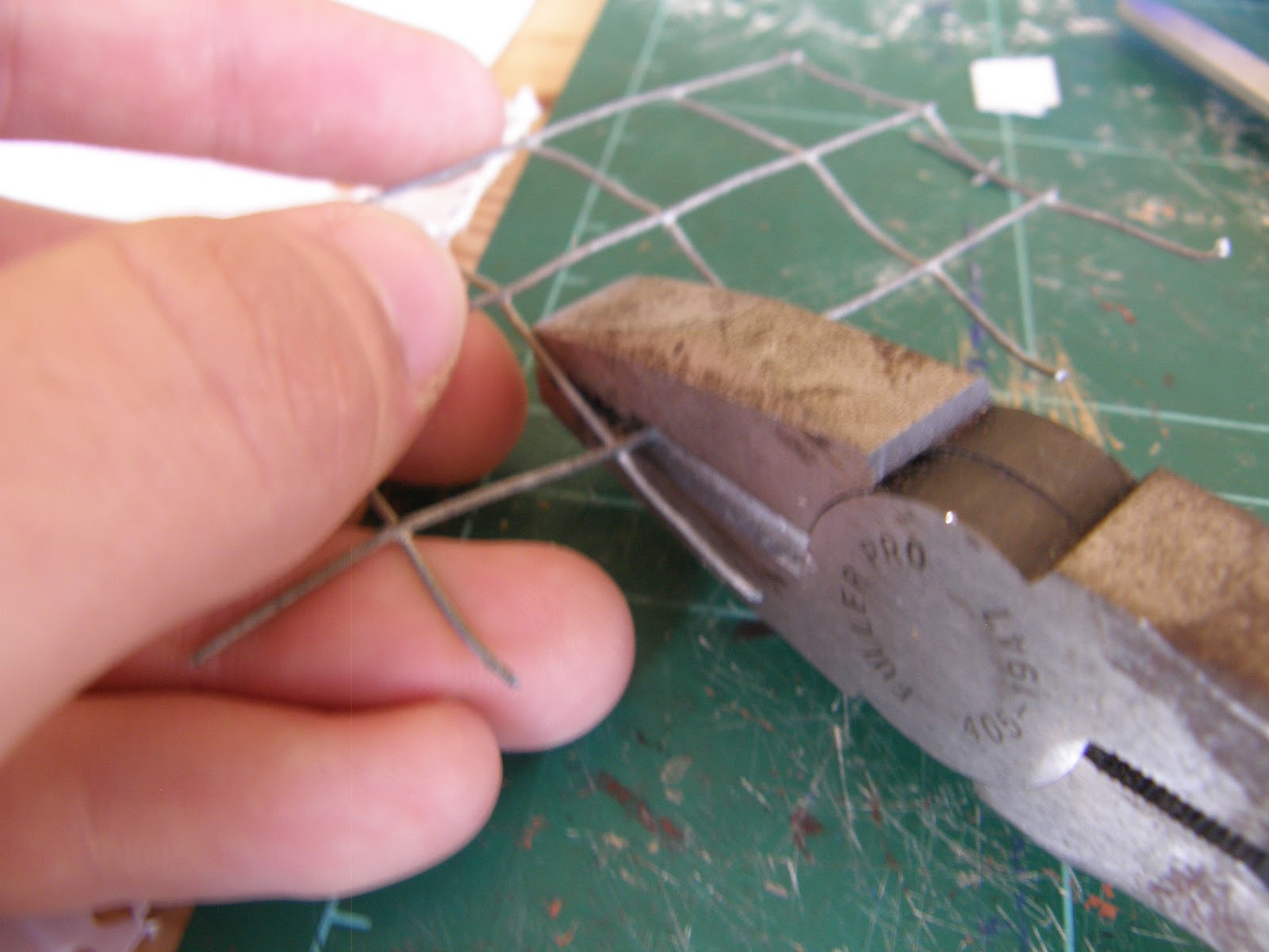 Gowan's 1/72 scale models How to weapons from chicken wire and paper ;D