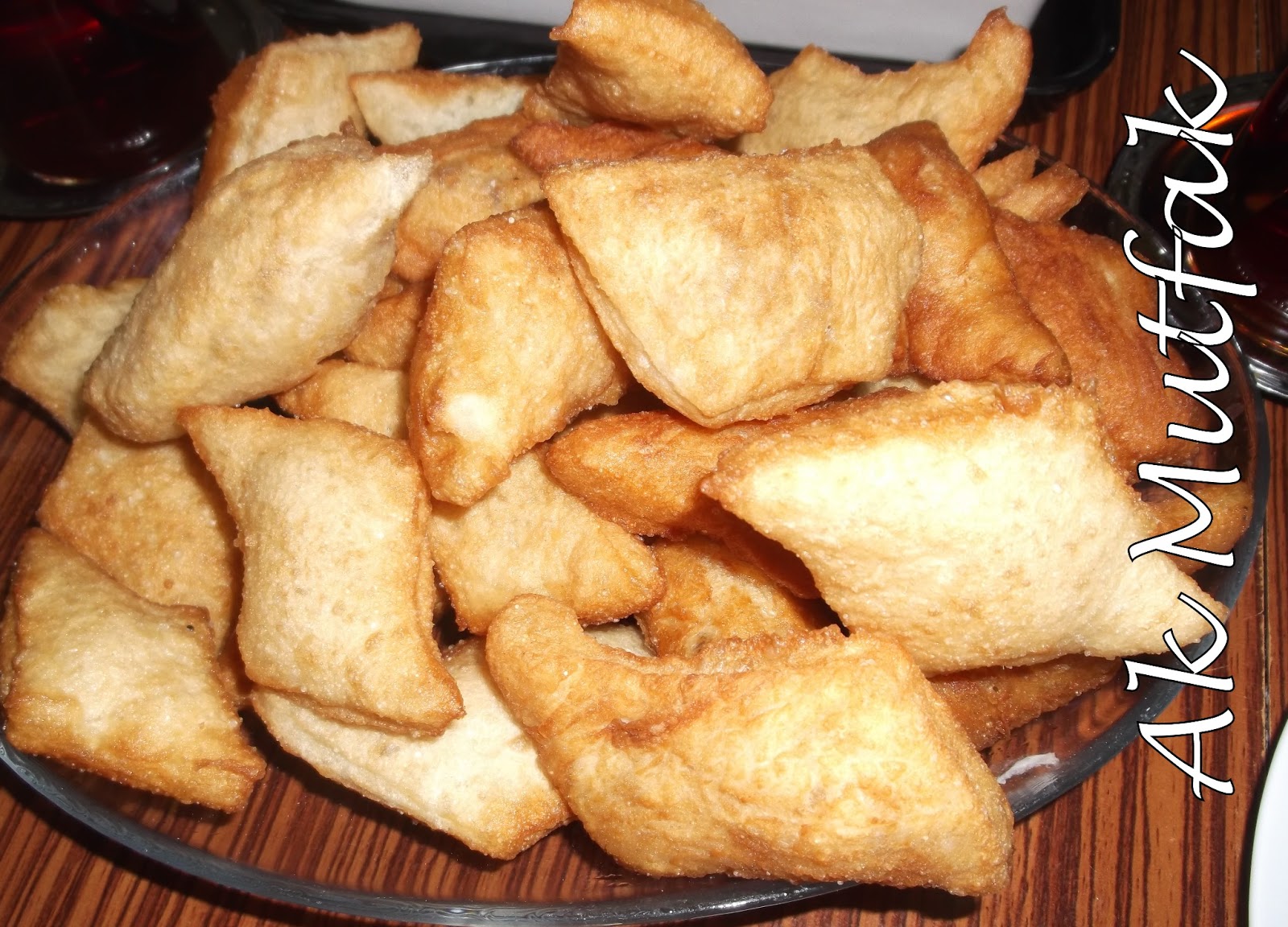 Ülkemizden ve Uzak Doğudan Nefis Yemek Tarifleri Mayalı Hamur Kızartması