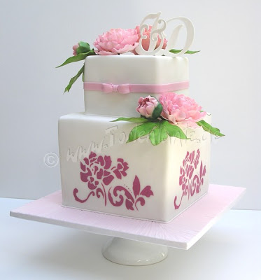 Hochzeitstorte mit Zuckerblumen und Monogrammen Hochzeitstorte mit Pfingstrosen