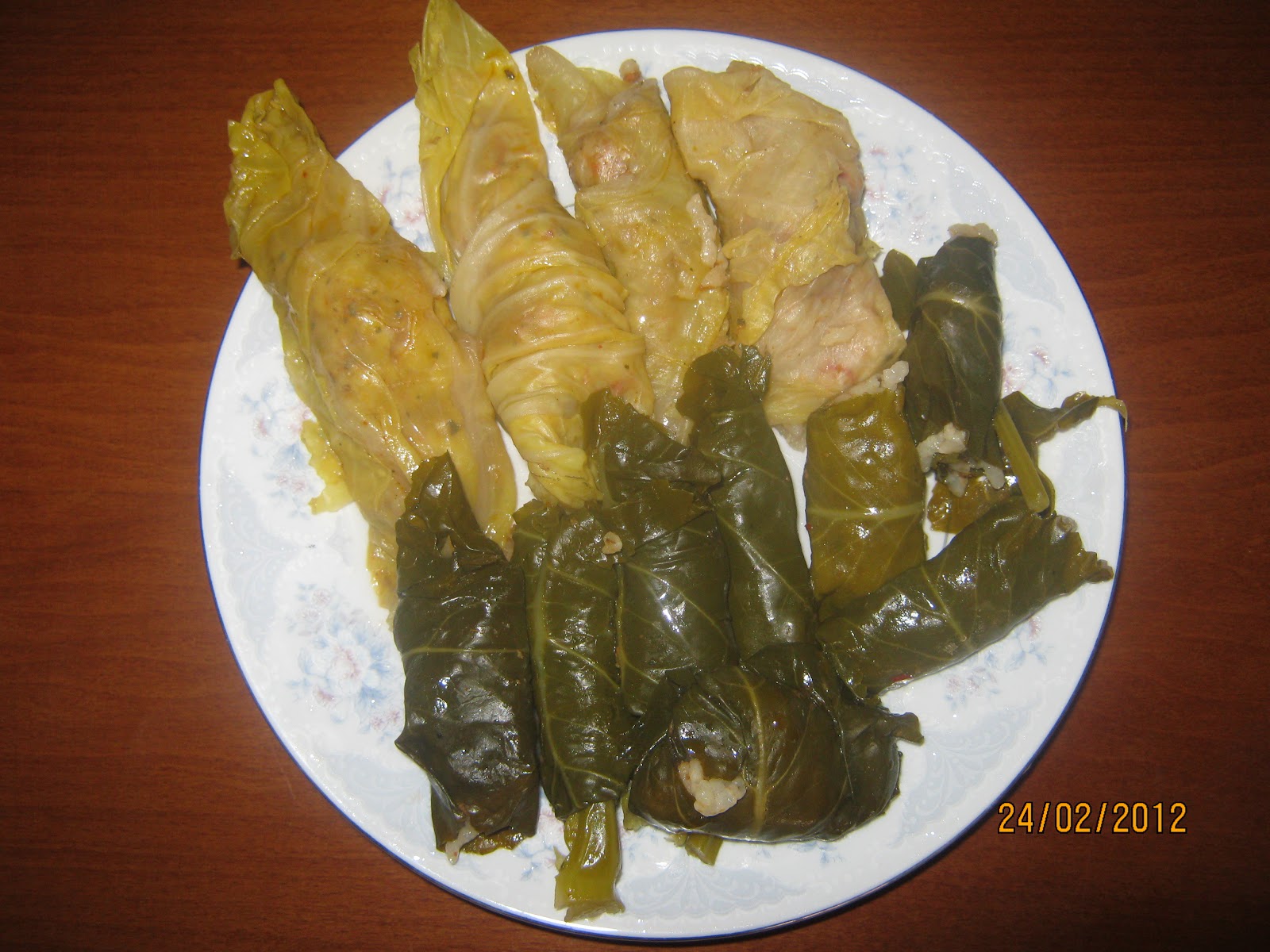 B€ND€N©€ŞİTL€M€L€® •_• ETLİ KARA VE BEYAZ LAHANA SARMASI YANINDA