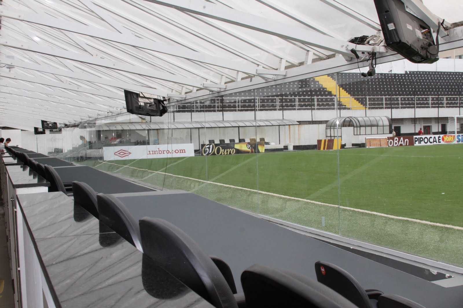 Kevin Tour pelo estadio do Santos Vila Belmiro