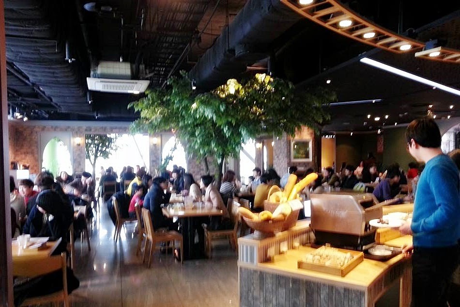 Buffet spread is at the middle of the restaurant. Jeonju All That Barbecue (올댓바베큐) Salad Buffet | meheartseoul.blogspot.com