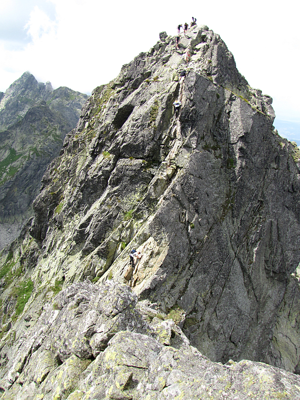 Zejście z Kozich Czub na Kozią Przełęcz Wyżnią widziane ze ściany Koziego Wierchu.