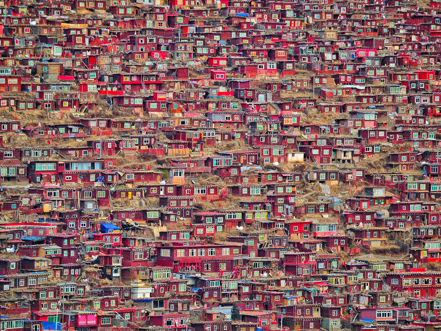 Larung Gar, China - I Quit My Studies At The Age Of 18 And Traveled To 97 Countries Since Then Larung Gar, China - I Quit My Studies At The Age Of 18 And Traveled To 97 Countries Since Then