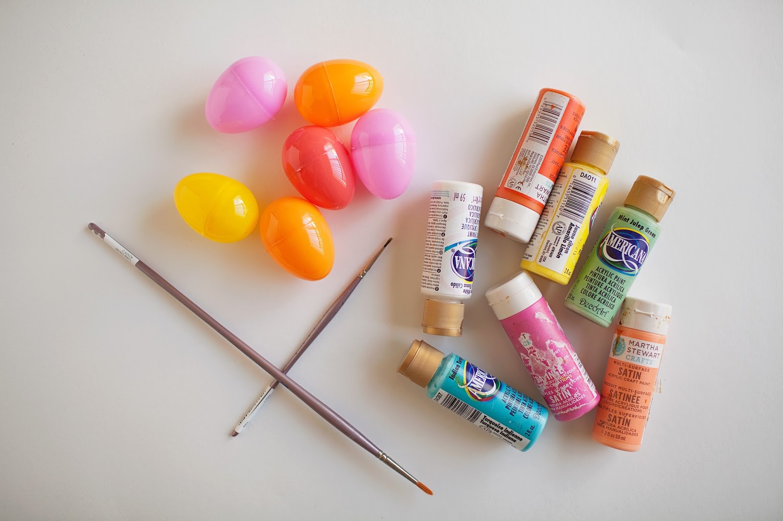 TELL PAINTING PLASTIC EGGS Tell Love and Party