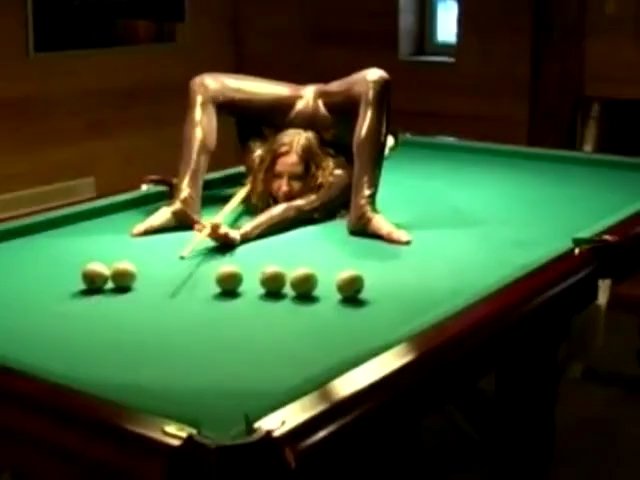 Лысый мачо учит пассию играть в бильярд порно фото