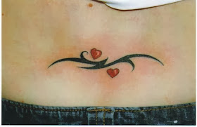 Featured image of post Tatuagens Tribais Femininas Como nos dias de hoje a tatuagem superou seus preconceitos algumas mulheres gostam de fazer suas tatuagens tribais femininas no p local muito escolhido