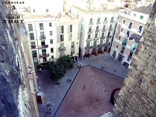 Vistas al fossar de les Moreres desde Santa Maria del Mar Vistas al fossar de les Moreres desde Santa Maria del Mar