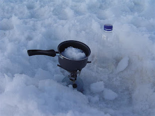 Fundiendo nieve para poder beber