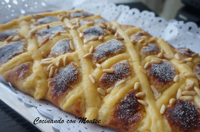 Coca De Crema Y Piñones
