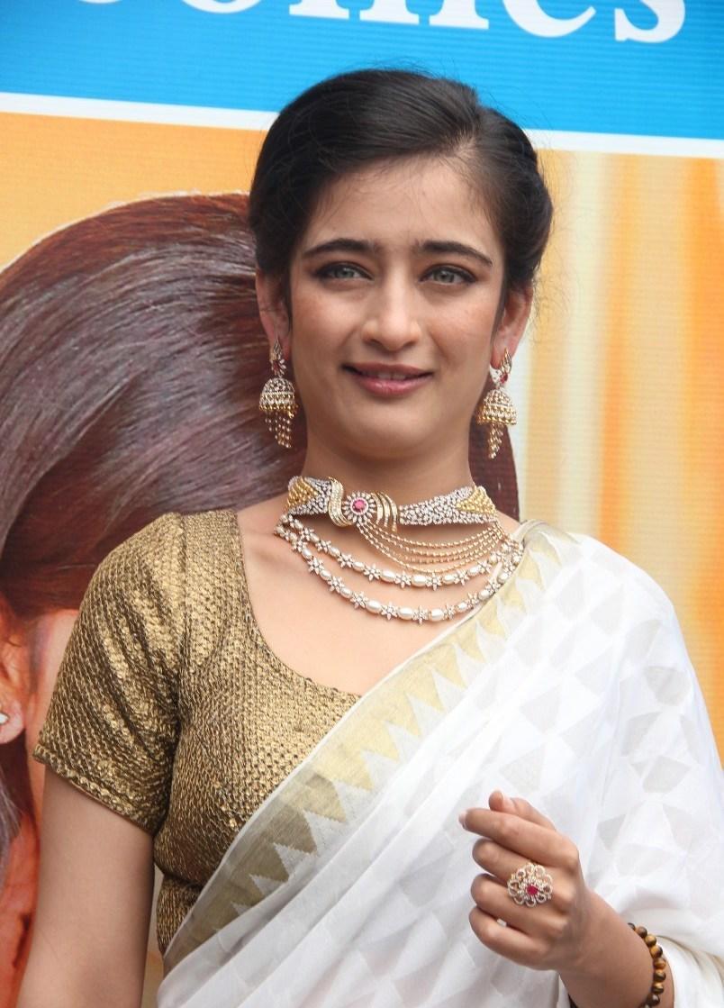 [HD Pics]Akshara Haasan Looks Stunning At Diamond Showroom Launch