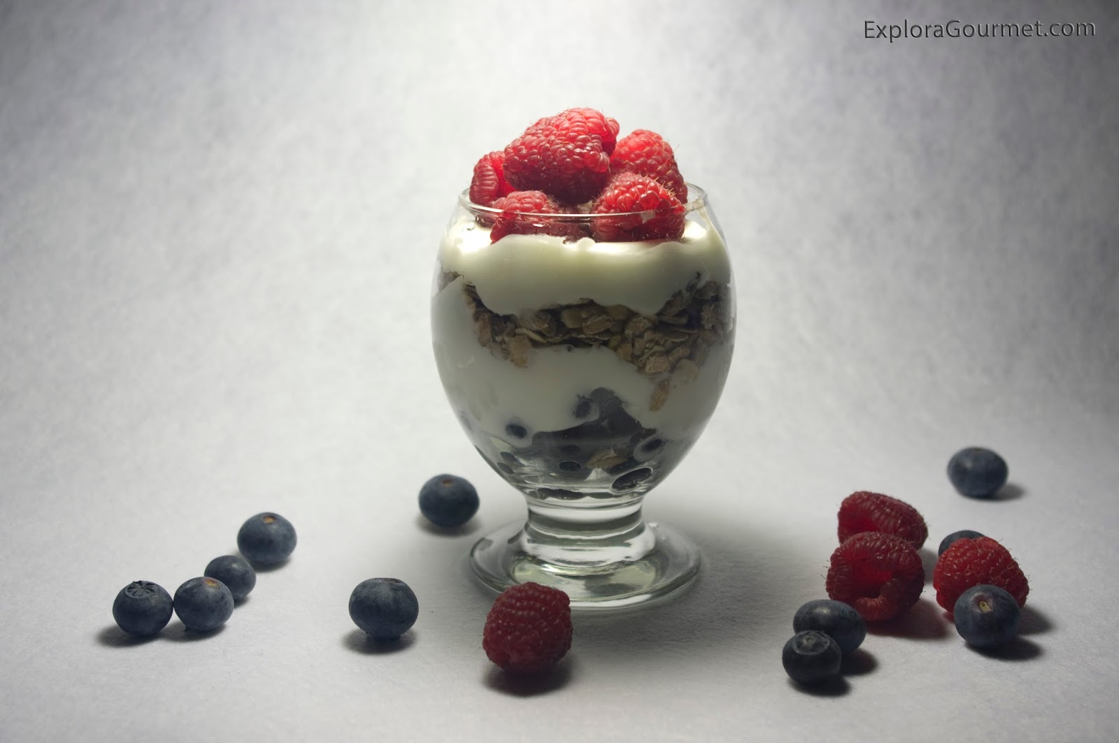 Copa de yogur con muesli y frutos del bosque