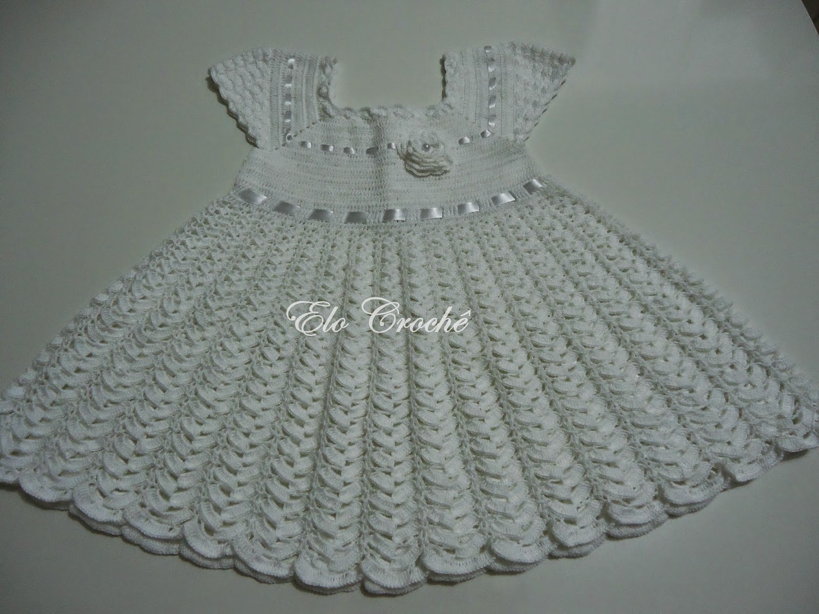 vestido branco de crochê infantil