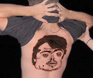 tatuaje de un feo retrato en toda la espalda