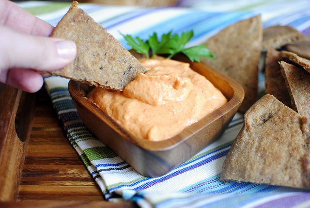 Spicy Roasted Red Pepper Hummus l SimplyScratch.com
