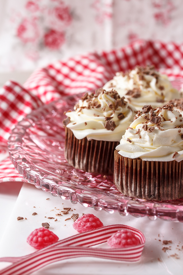 Amalie loves Denmark Schokoladen-Cupcakes mit Milchschokoladen-Splittern Amalie loves Denmark Schokoladen-Cupcakes mit Milchschokoladen-Splittern