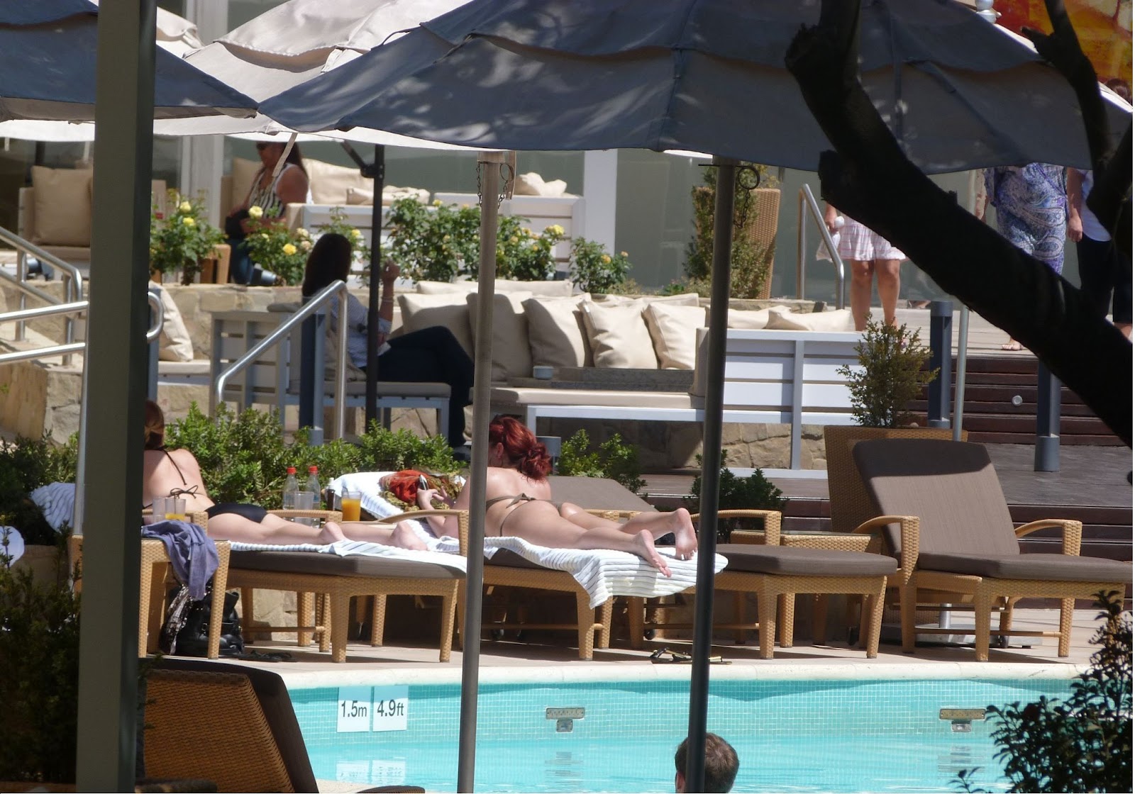 http://1.bp.blogspot.com/-sfj0d0ScDVw/TzQRSo8W8_I/AAAAAAAAA_8/tWm2O39HOsg/s1600/Demi+Lovato+Poolside+(3).jpg