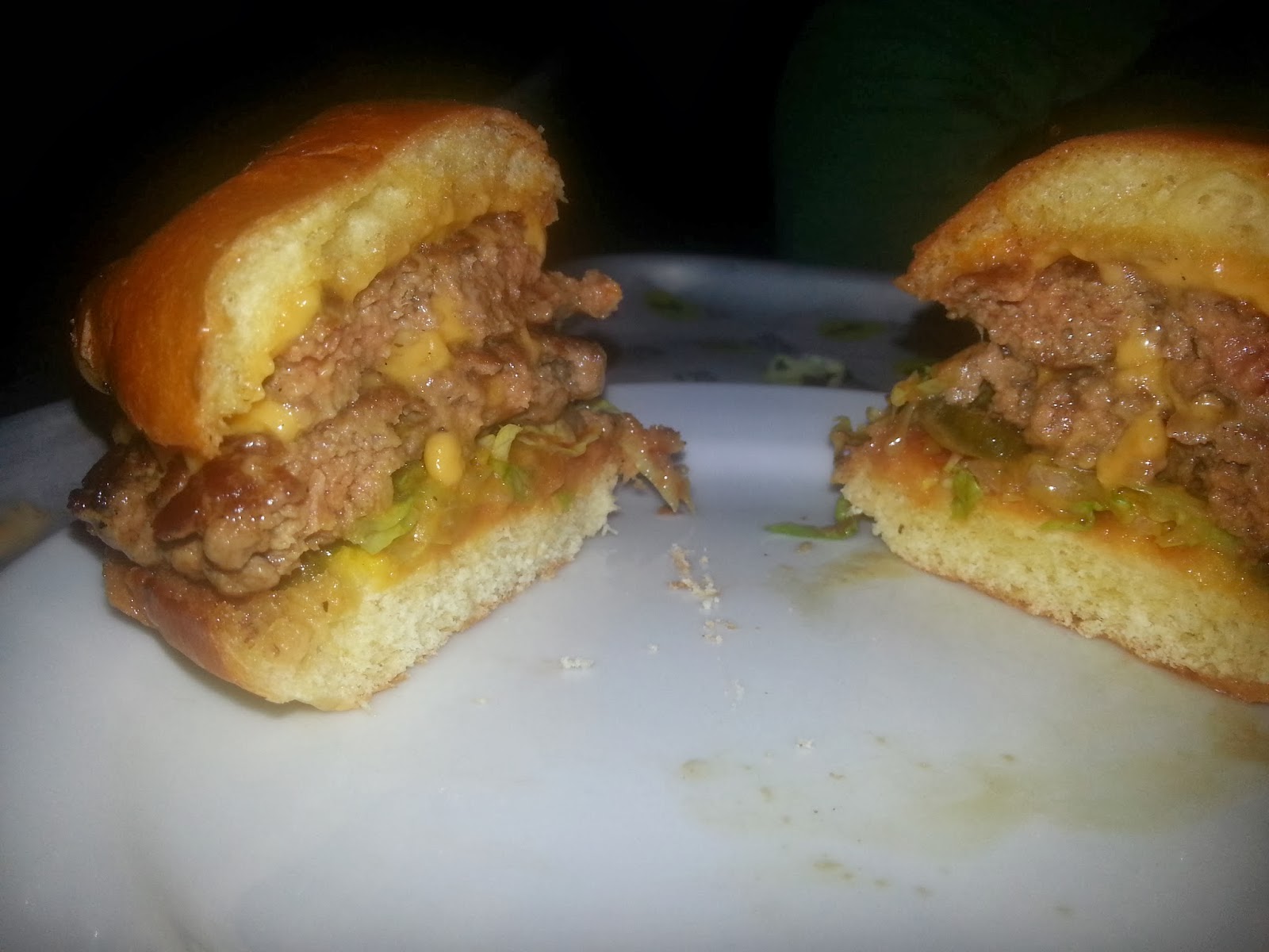 Breddo Double Classic burger - cut-through