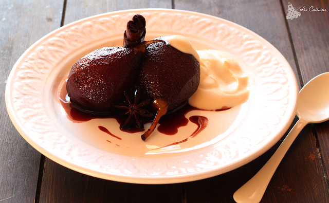 peras al vino con una rica crema de mascarpone flameada