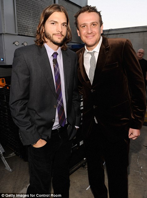 ashton kutcher puts on a brave face at clinton charity event after