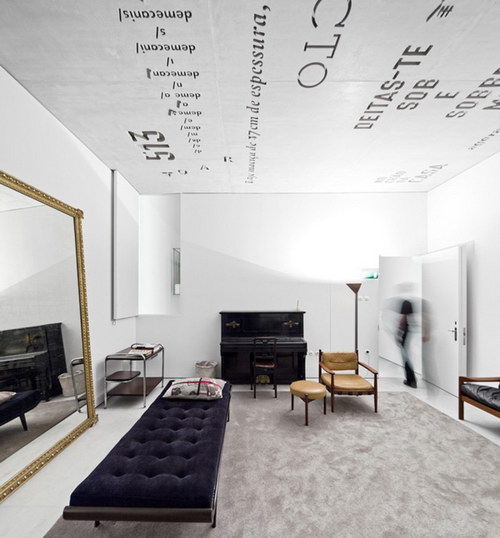 Plafon dengan motif tulisan