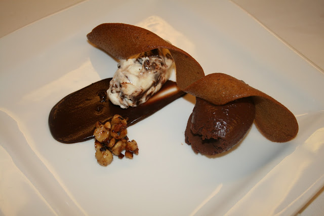 Mousse van chocolade, gebrande nootjes, koffiekrul