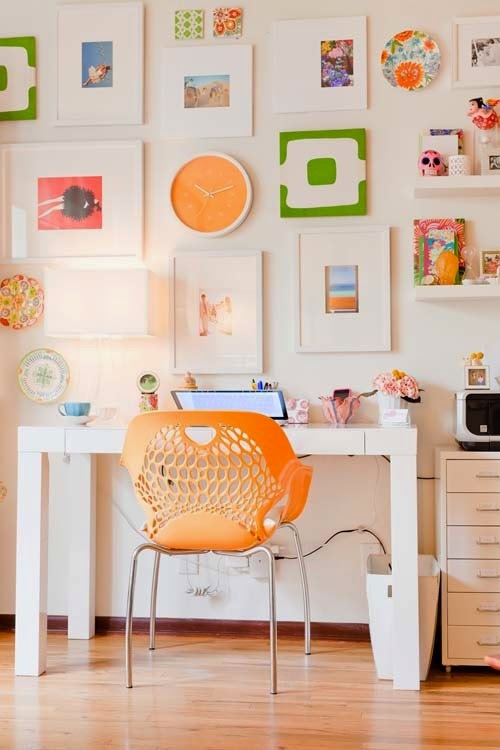 Decoração de home office em tons vibrantes e coloridos