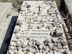 קברו של אוסקר שינדלר בבית הקברות הנוצרי השייך לכנסייה הפרנציסקנית ,ירושלים