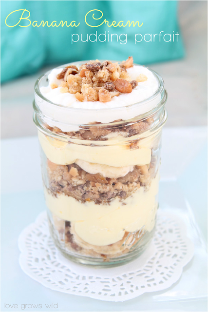 Banana Cream Pudding Parfaits: nine delicious layers of crunchy, creamy, banana dessert served in a jar!