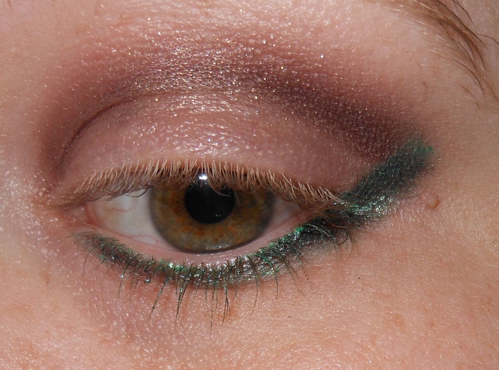 KalamityJane Glittering Gold Eye Tutorial