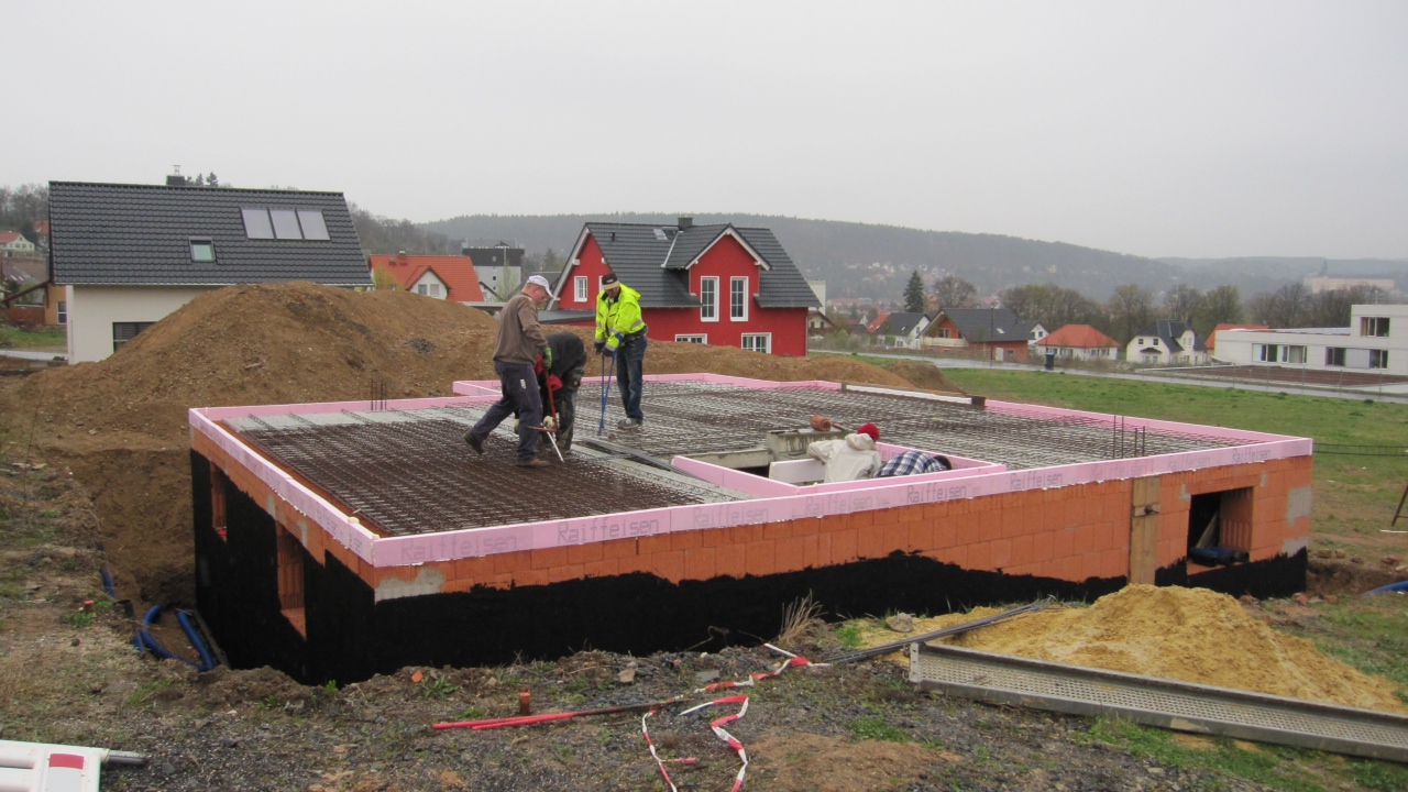 Auf dem Weg zum Eigenheim: Schwarze Wände und eine weitere Bodenplatte