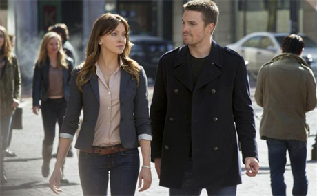  Stephen Amell y Katie Cassidy en Arrow 1x01