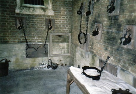 Risultati immagini per celle torture