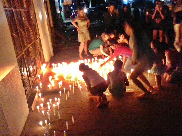 Alta Floresta: Moradores protestam queimando velas na porta do prédio da Eletrobrás