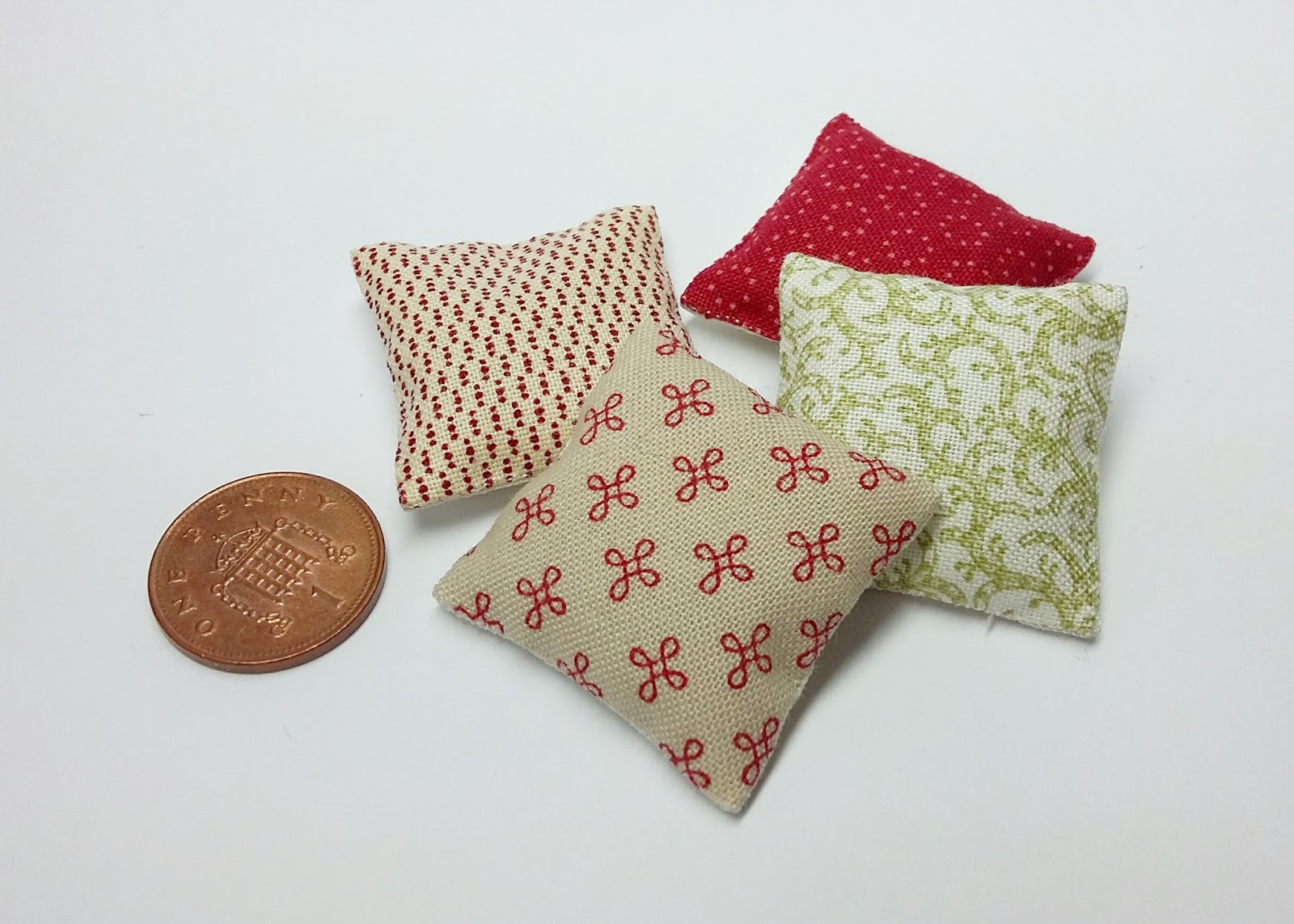 Amber's House 112 scale cushion tutorial (for pointy corners!)