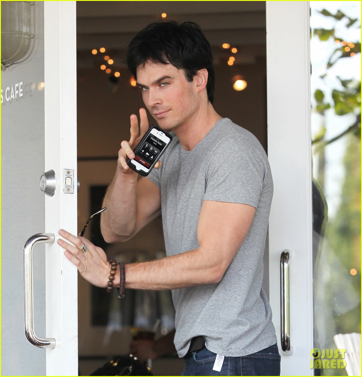 http://1.bp.blogspot.com/-t27qfOoZVfI/T0jVOOpfc9I/AAAAAAAAMuE/2HqtqrNacjU/s1600/nina-dobrev-ian-somerhalder-airport-pair-06.jpg