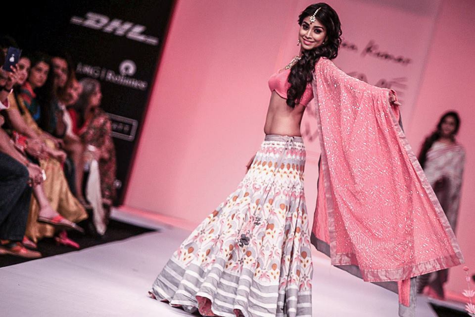 http://1.bp.blogspot.com/-t2roLSHGfDY/UhzglNLo86I/AAAAAAABhVg/JSG-TtbZZbQ/s1600/Shriya+Saran+walks+the+ramp+for+Shravan+Kumar+at+LFW+Winter-Festive.jpg