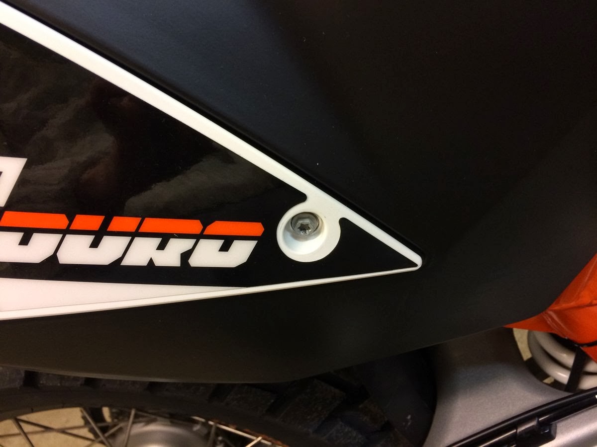 project KTM 690 Enduro R Nomadic rear rack installation on KTM 690