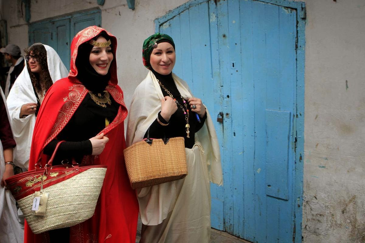 تونسيون يحتفلون باليوم الوطني للباس التقليدي 