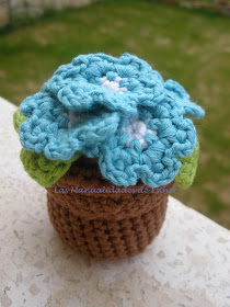 Macetero con flores azules hecho a crochet para el reto primavera