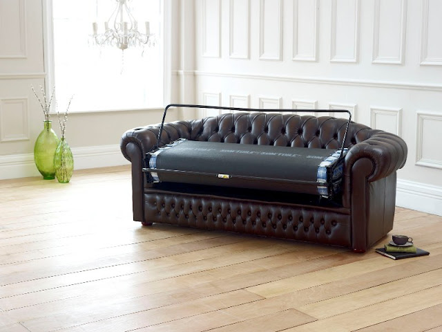 Шкіряний диван-ліжко Честерфілд в майже складеному вигляді