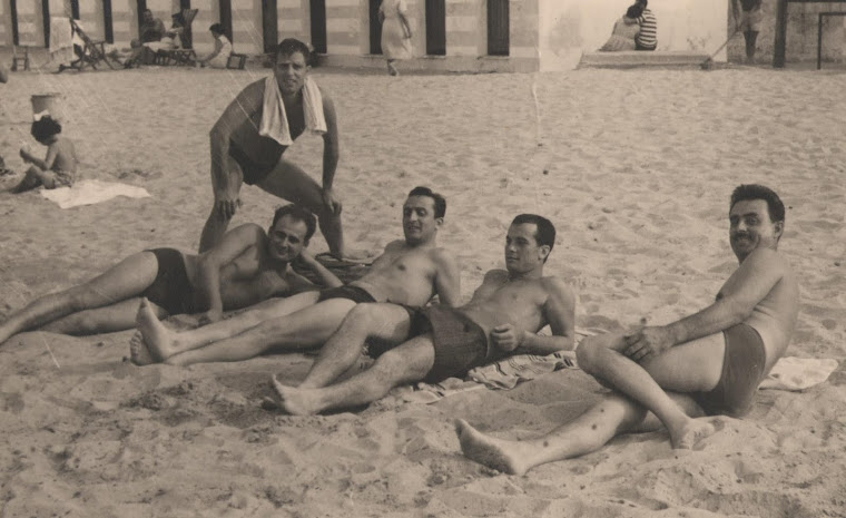 Carlo Narratone con degli amici al mare negli anni '50