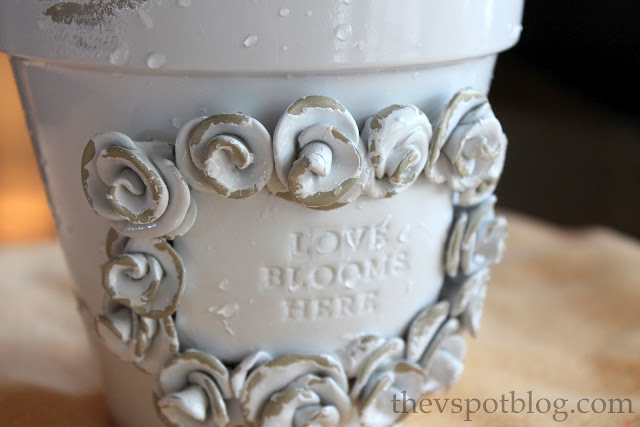 Make a weathered flower pot. DIY shabby chic.