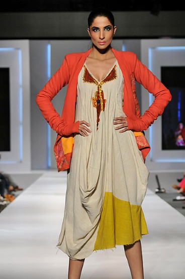 http://1.bp.blogspot.com/-t7Ine3t7oFQ/TZfnkmZEpEI/AAAAAAAAB9g/yhWH-lTfoh4/s1600/Pakistan+Fashion+Week+2011+%25287%2529.jpg